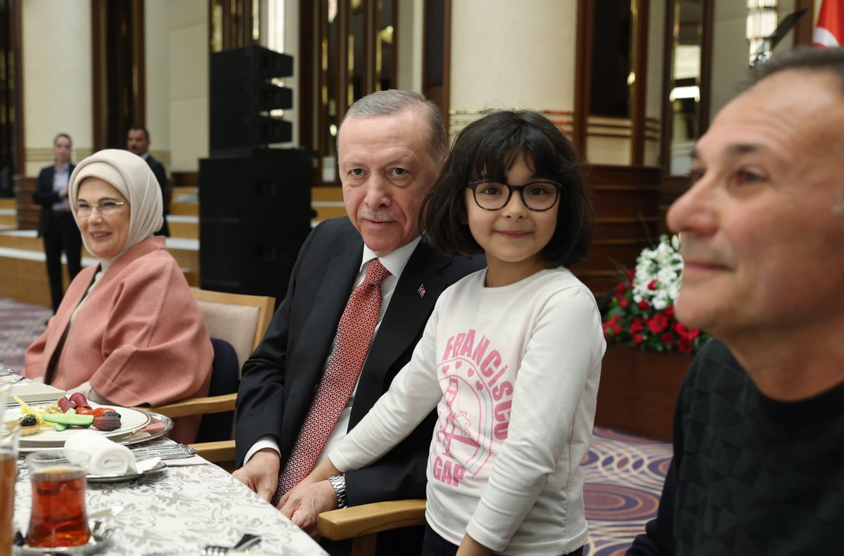 Akparti's tweet photo. Cumhurbaşkanımız Recep Tayyip Erdoğan, Cumhurbaşkanlığı Külliyesi’nde milletvekilleri ile iftar programına katıldı. https://t.co/LW6sJ02qMr