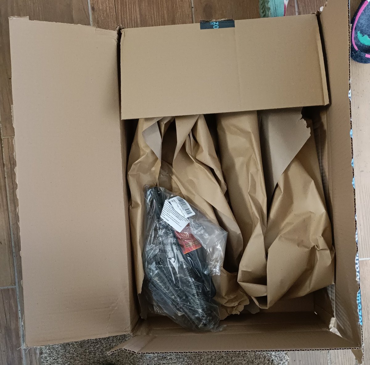 olearyhall_kt's tweet photo. @AmazonUK 
Can you tell me why this item required such a massive box including packing paper? Not impressed. https://t.co/ulcHRSNhcx