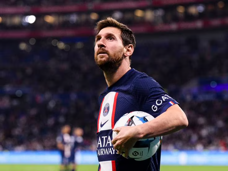 "Los silbidos a Messi son un insulto al fútbol. Vete ya de ese club, Leo. No es un club de fútbol, sino un club de pre retirada, incluso si tienes 20 años. Ningún jugador ha progresado nunca en el PSG, eso no es culpa de Messi".

🗣️ Emmanuel Petit.