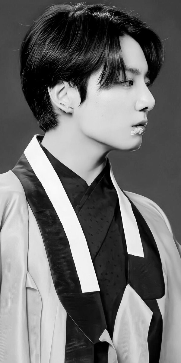 JU_darkboss's tweet photo. #taekook #taekookau 

AU в которой Чонгук попал в другую эпоху, оказавшись во Франции 18 века.

— У вас на губе осталась ромашка, — Тэхен нежно подцепляет цветок пальцем и убирает.
— Из-за вас, у меня в душе остались ромашки, — Чонгук улыбается и парня крепче к себе прижимает. https://t.co/QwQbaRcA4M