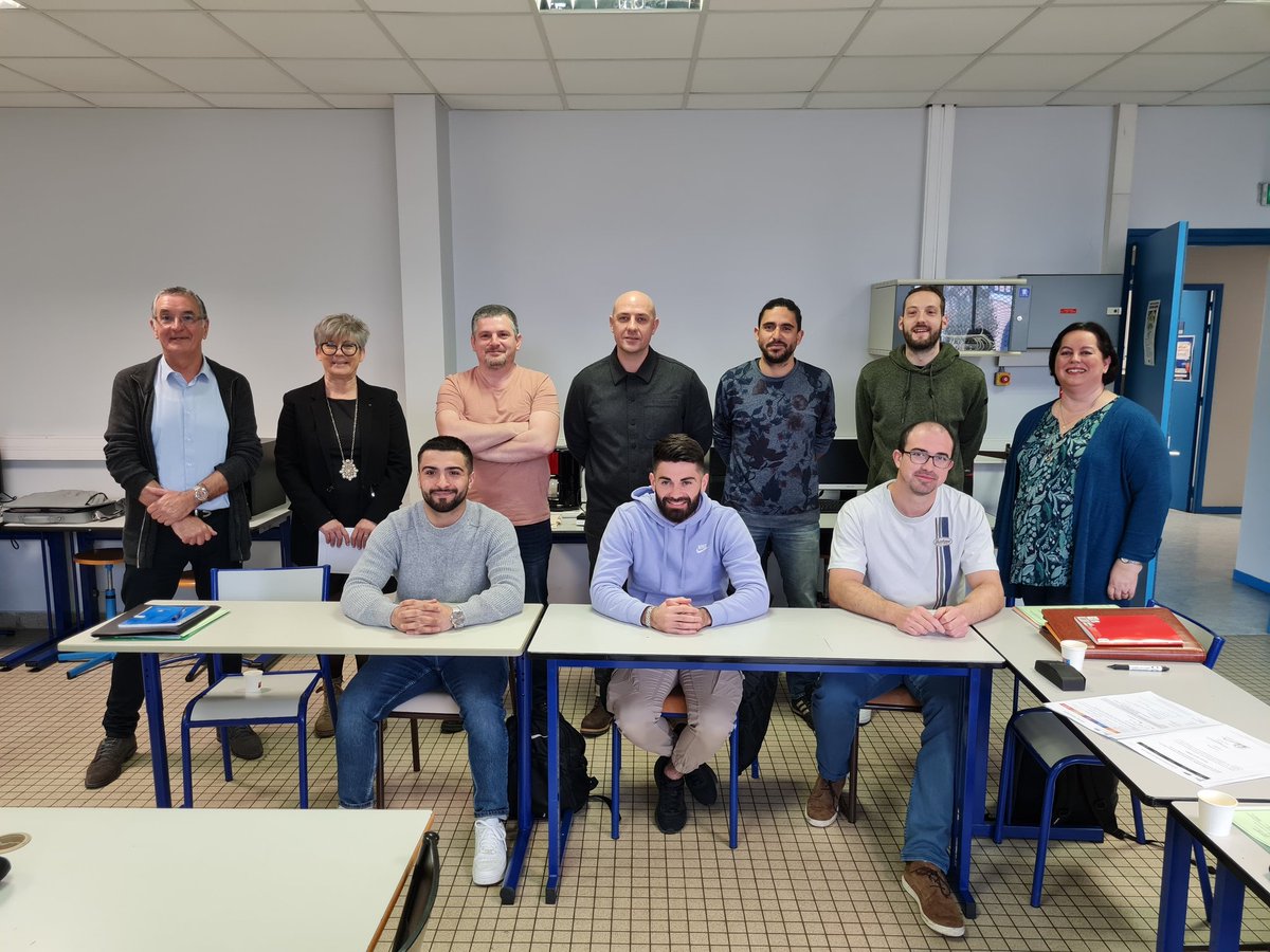 #AvecPôleemploi Dax et #Greta Dax : démarrage POEC Titre Pro "CAIC". Reconversion Professionnelle secteur Chimie
🎯 Signature 7 CDI avec l'entreprise #DRT dès la fin de formation le 13/7/23.
#TousMobilisés @poleemploi_NA <a href="/LarrieuNicolas/">Nicolas LARRIEU</a> <a href="/ColyJerome/">COLY Jérôme</a>