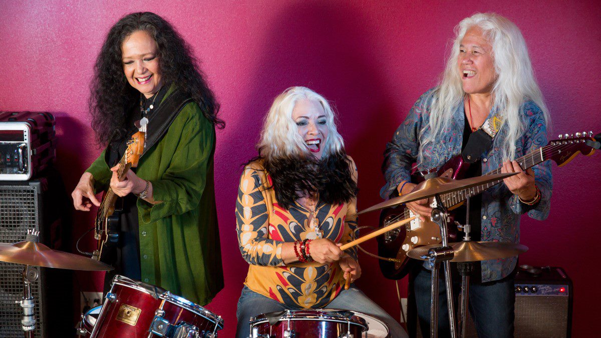 🏡 Fanny: The Right to Rock, dir. Bobbi Jo Hart | Uncover the story of a Filipina American garage band that morphed into the ferocious rock group Fanny, who almost became the female Beatles.
📺: hotdocs.ca/whats-on/watch…