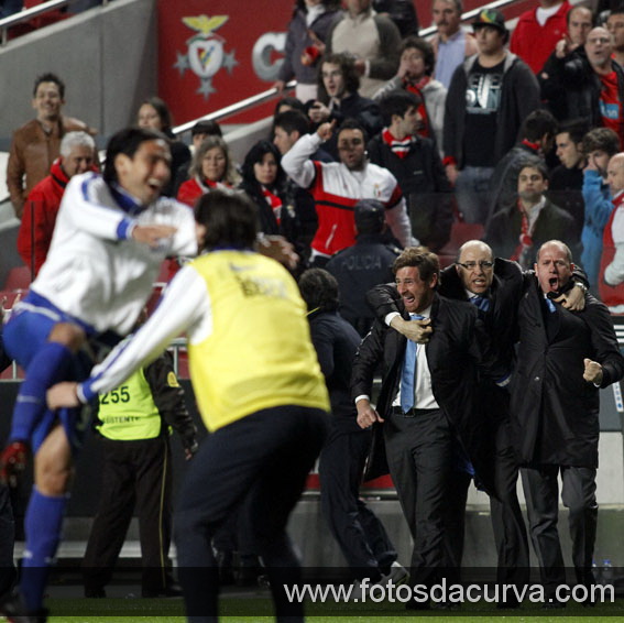 03/04/2011

Campeões em abril, na Luz, com direito a luzes apagadas e rega ligada.

Sim, aconteceu, numa demonstração da nossa grandeza e da pequenez dos outros.

Uma verdadeira obra-prima esta equipa de AVB.

12 anos desde o último Porto à Porto em toda a sua essência.
