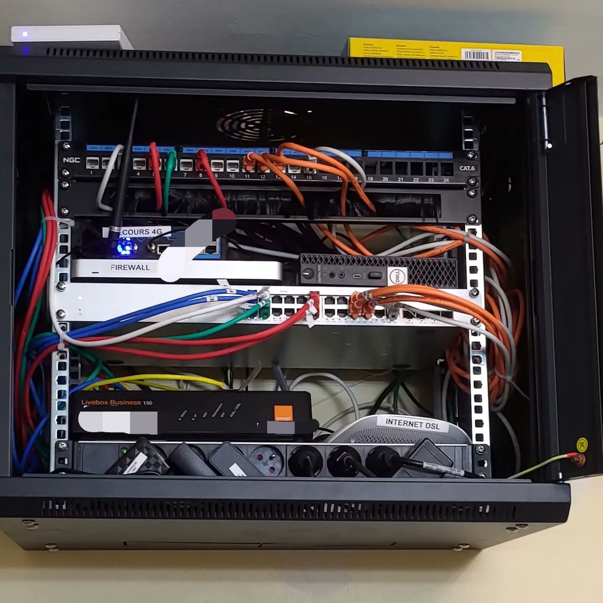 EFacilite's tweet photo. 😎 un petit avant / après 😎
Avec un remplacement de Switch #cisco , et identification de tous les câbles réseau 😉
Dommage, il n'y avait pas de plateau disponible...

#technicien #informatique #it #prestation #prestataire
#switch https://t.co/GLOgpalBpH
