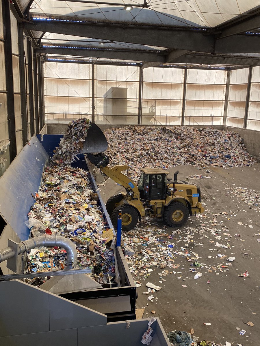 TailleferGuill1's tweet photo. ♻️ Visite du Nouveau Centre de #tri de Bègles avec les élus de la commission Transition Écologique de @BxMetro ♻️
Bordeaux Métropole Valorisation 🚮
👉 Réduire
👉 Réutiliser
👉 Recycler 
👉 Valoriser
Extension des consignes de #tri sur les plastiques
#metropolecommunes #dechets https://t.co/CuDGyTeXsC