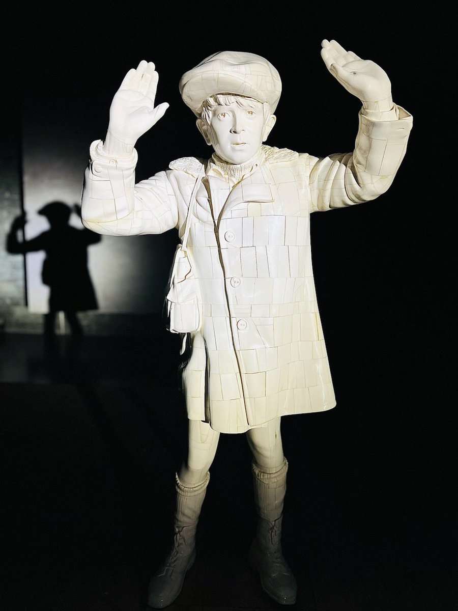 JPVoyageur's tweet photo. #MonEnfant, émouvante sculpture d’ @AdelAbdesssemed ,présentée au @Shoah_Memorial, témoigne de la terreur & violence ressenties par cet enfant,en 4/43,lors de la répression de l’insurrection du ghetto de Varsovie par les Nazis.Un artiste évoqué sur le blog https://t.co/YoyL0Danyt https://t.co/Ut7GYpjAiN
