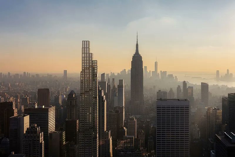 TheB1M's tweet photo. This 305-metre supertall #skyscraper is currently under construction in New York. Designed by @KohnPedersenFox, 520 Fifth Avenue will offer 98 residential apartments across its 76-storeys, along with new commercial space at street level. #architecture #construction https://t.co/Es1cUqGZgj