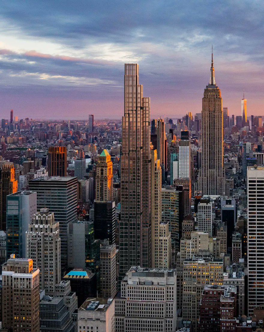 TheB1M's tweet photo. This 305-metre supertall #skyscraper is currently under construction in New York. Designed by @KohnPedersenFox, 520 Fifth Avenue will offer 98 residential apartments across its 76-storeys, along with new commercial space at street level. #architecture #construction https://t.co/Es1cUqGZgj