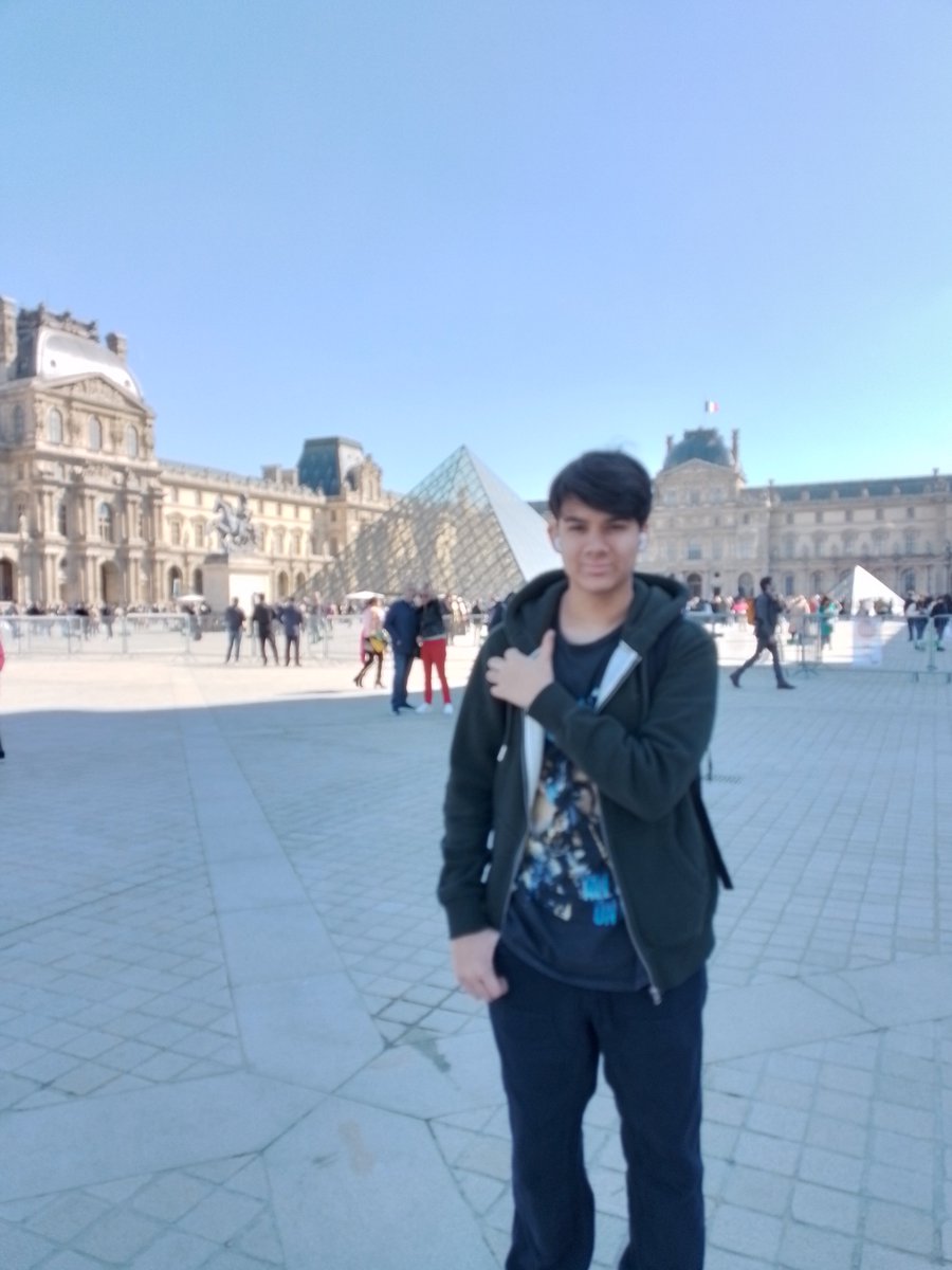 MisbourneMFL's tweet photo. A morning in the Louvre. https://t.co/NcdIycoj0Z