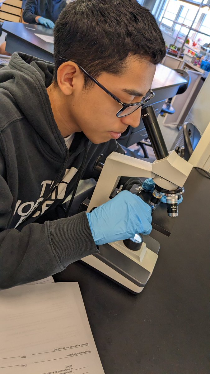 Ms_Wallin's tweet photo. #APbio had a visit from a special guest and microbe professional, Tom Borrelli today! Thank you for sharing your knowledge and techniques around the fantastic world of fungi. #careersinstem https://t.co/pZf9Ca8EiM