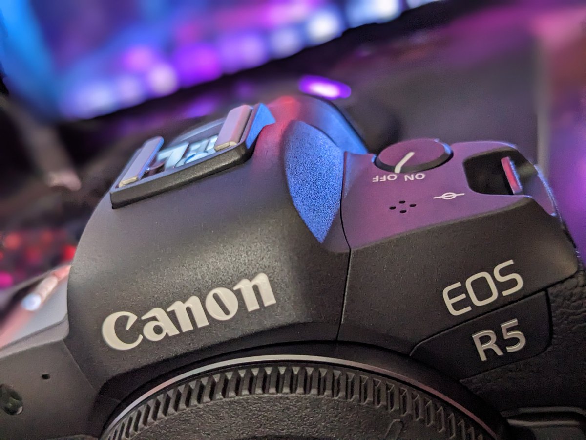 hitty102's tweet photo. New camera smell! Welcome to the family.  #Canon #r5 #TeamCanon https://t.co/qvUy6gtR9A
