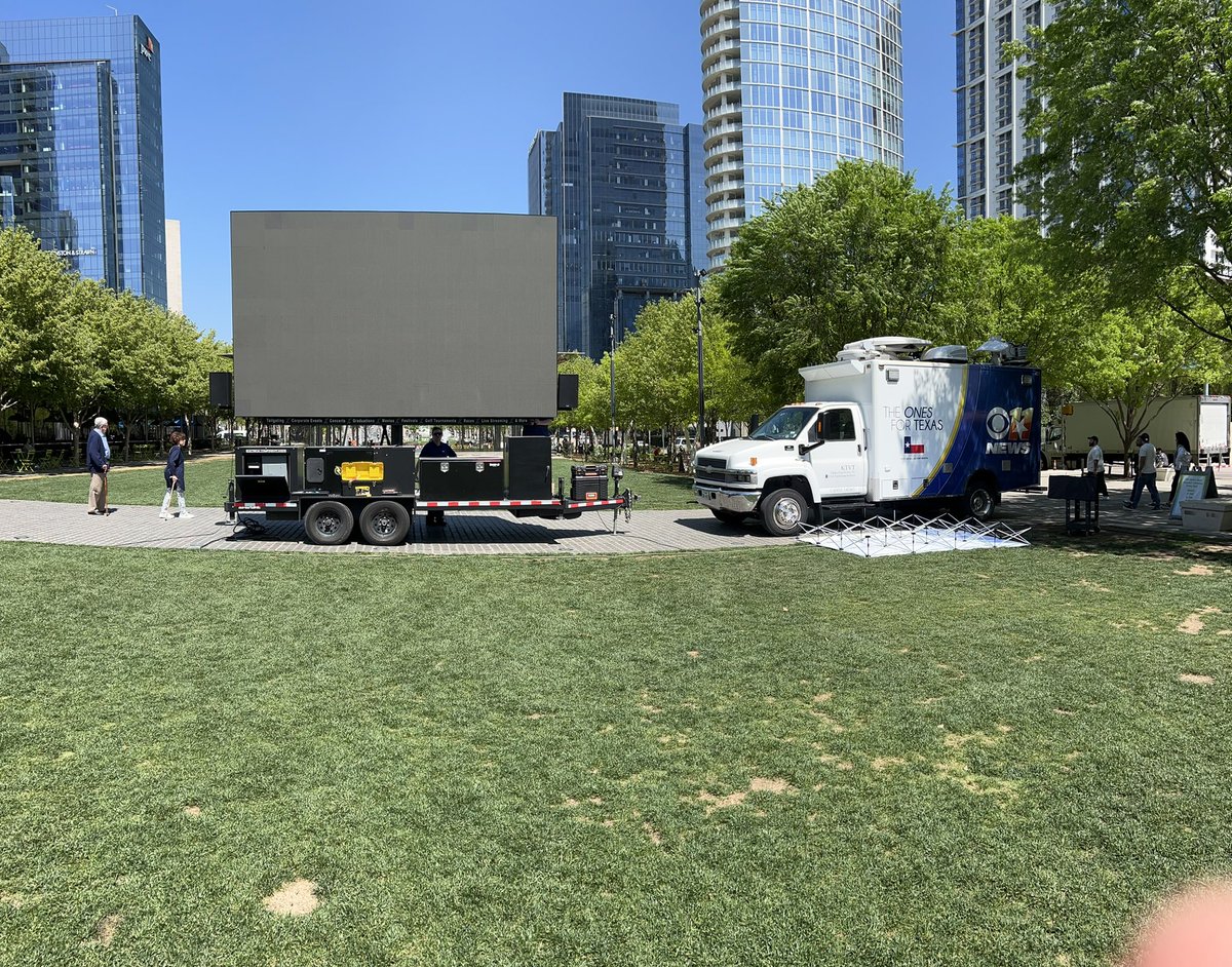 It’s a gorgeous day to come watch some b-ball! Come watch NCAA Men's Championship Game with @CBSNewsTexas @KlydeWarrenPark today at 4 PM. Bring your blanket and grab a spot in front of the big screen. Tip-off at 8 PM. Food trucks and cash bars available. #Final4 #Championship