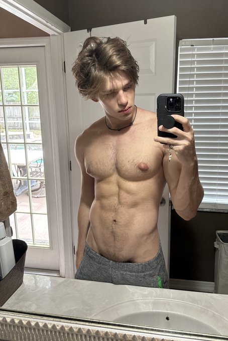 Another day another chesticle pic, more on OF https://t.co/6SeQGoCtrn