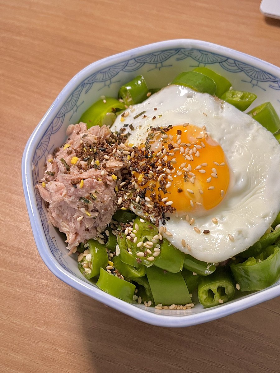 jalmukkk's tweet image. 다이어트 레시피 추천

📍디디미니 오이고추비빔밥

재료 :  오이고추 4개, 참치캔 100g, 김, 밥 한공기

소스 : 된장 1큰술, 식초 1큰술, 알룰로스 2/3큰술, 들기름 2큰술, 다진마늘 1큰술, 청양고추 1개

오이고추 먹기좋게 숭덩썰고 소스와 버무린 후, 기름기 뺀 참치랑 같이 곤약밥이랑 비비면 끝!