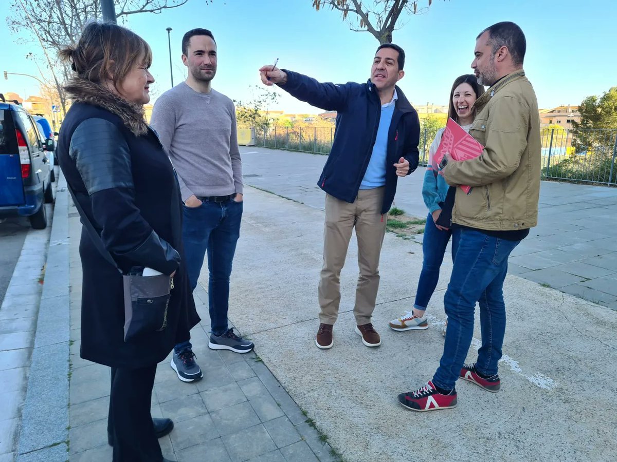 jordi_ballart's tweet photo. 🗣 He estat amb la Sheila, el Rubén i el David a la nova zona de #CanColomer.
🏙 He atès dubtes i peticions per millorar el dia a dia de tothom.
💪 I hem intercanviat reflexions i compartit idees i millores d’aquest nou sector de #Terrassa i la carretera de Rellinars. https://t.co/HFjDxTcJZR