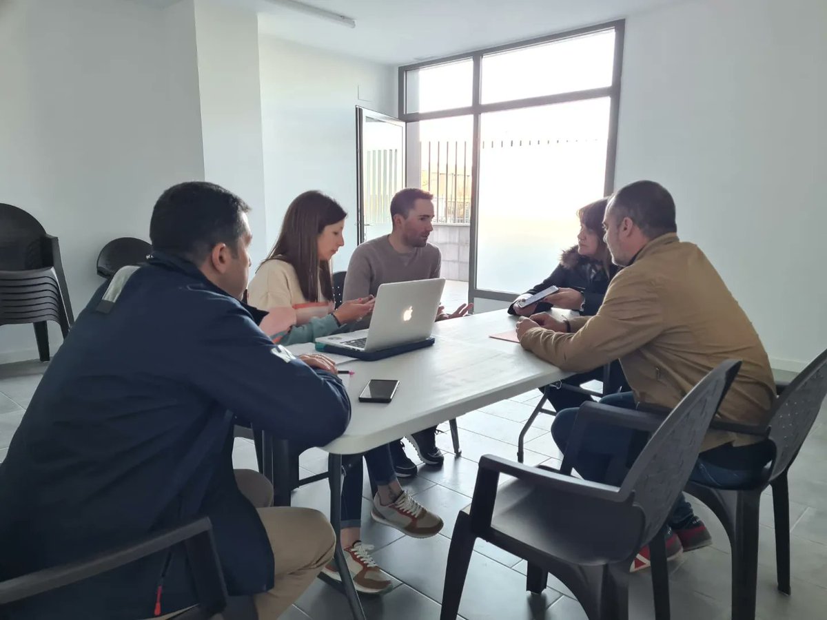 jordi_ballart's tweet photo. 🗣 He estat amb la Sheila, el Rubén i el David a la nova zona de #CanColomer.
🏙 He atès dubtes i peticions per millorar el dia a dia de tothom.
💪 I hem intercanviat reflexions i compartit idees i millores d’aquest nou sector de #Terrassa i la carretera de Rellinars. https://t.co/HFjDxTcJZR