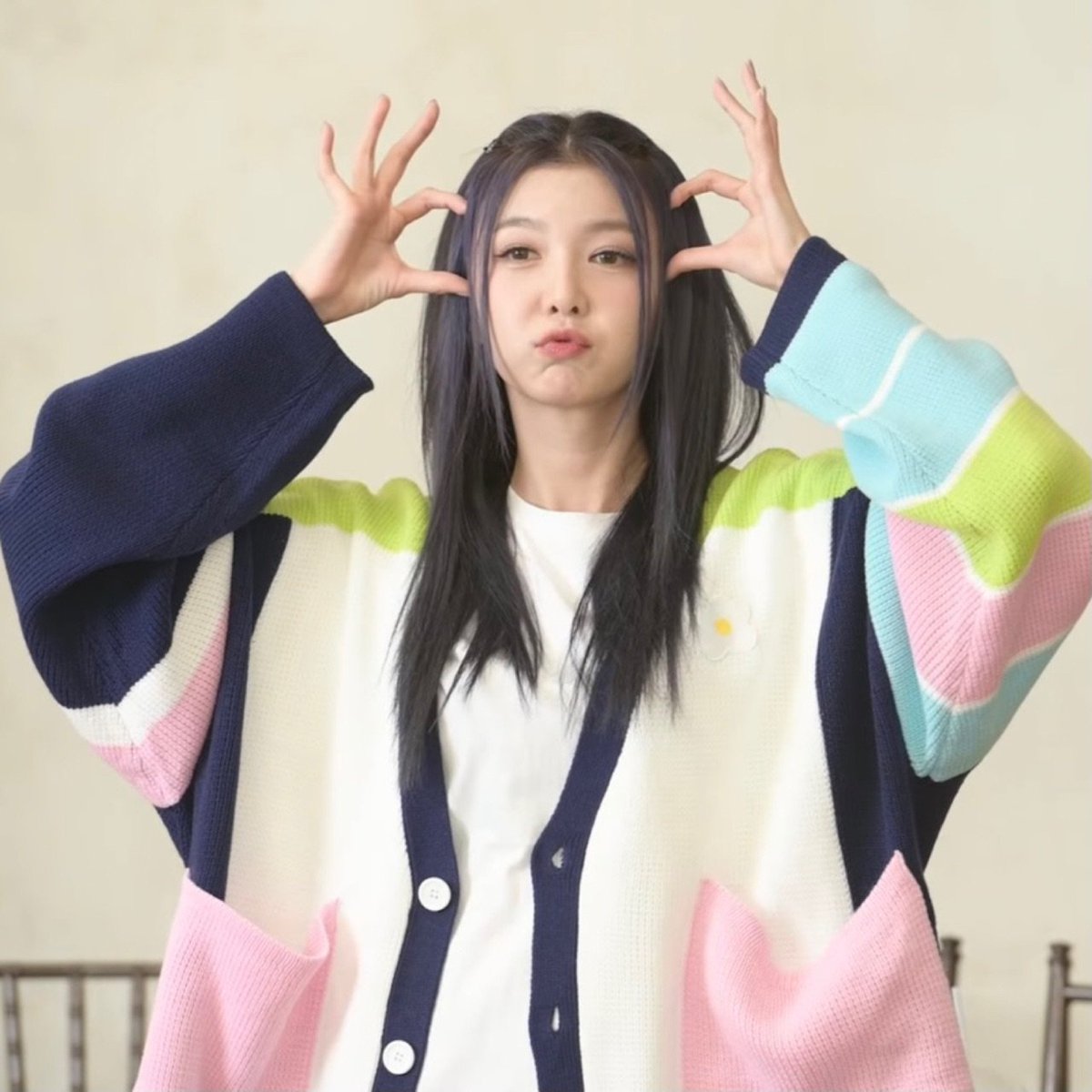 -ˋˏ✄┈┈┈┈ cita y opina !

               ˚➶ ｡˚ girlgroups version parte 2.