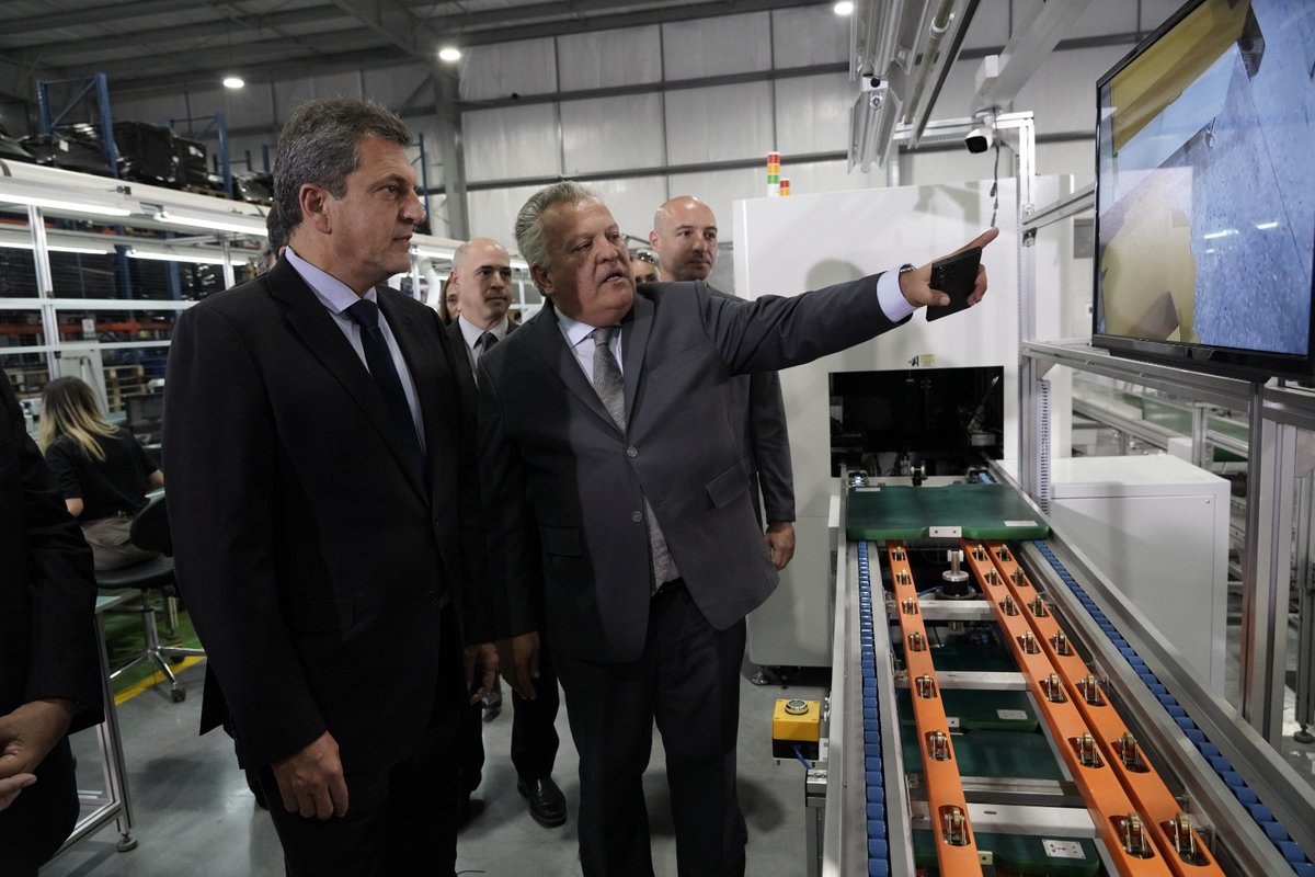 SergioMassa's tweet photo. Junto al secretario de Economía del Conocimiento @ArielSujarchuk y al de Industria @DMVasco, acompañamos a Pixart en la inauguración de la primera planta inteligente de toda Latinoamérica en Escobar, donde la empresa podrá producir microchips nacionales con tecnología de punta. https://t.co/xXVFS8v8Bk
