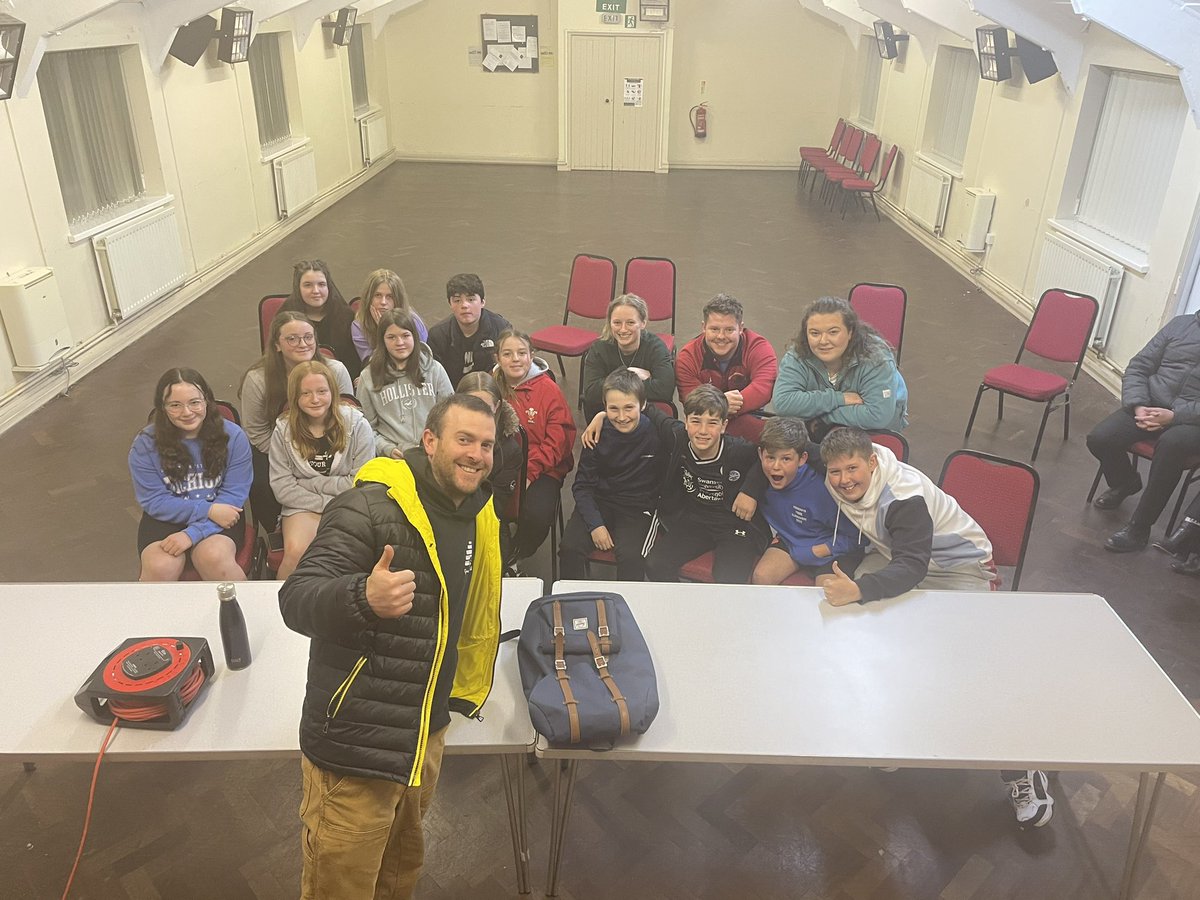 Noswaith ddifyr iawn yng nghwni <a href="/GwenynGruffydd/">Gwenyn Gruffydd</a> heno - o ddau gŵch i social media sensation #busneslleol #foodmiles #shoplocal #boisllanddarog