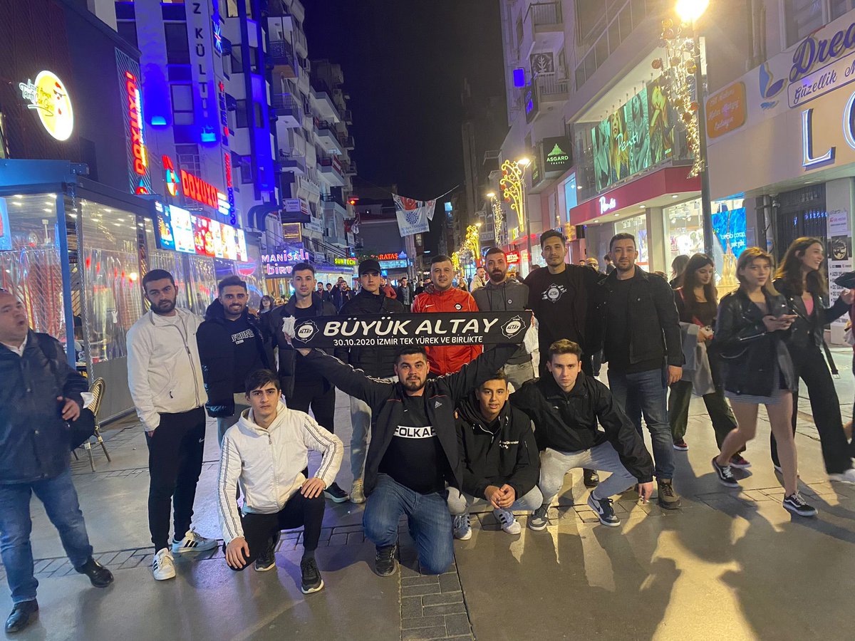 KABUSMANAVKUYU's tweet photo. 1. Foto📍Alsancak diyerek attıkları ilk post tarihi ve zamanı belli olmayan bugün diye atılmış .
2. Foto bugün çekilmiş tam üzerimizdeki bayrağı görüyor musunuz ?
 O bayrak 1 haftadan beri orda rezilsin Sakarya daha fazla küçük düşmek için elinden geleni ardına koymuyorsun … https://t.co/xu1Xfyy776