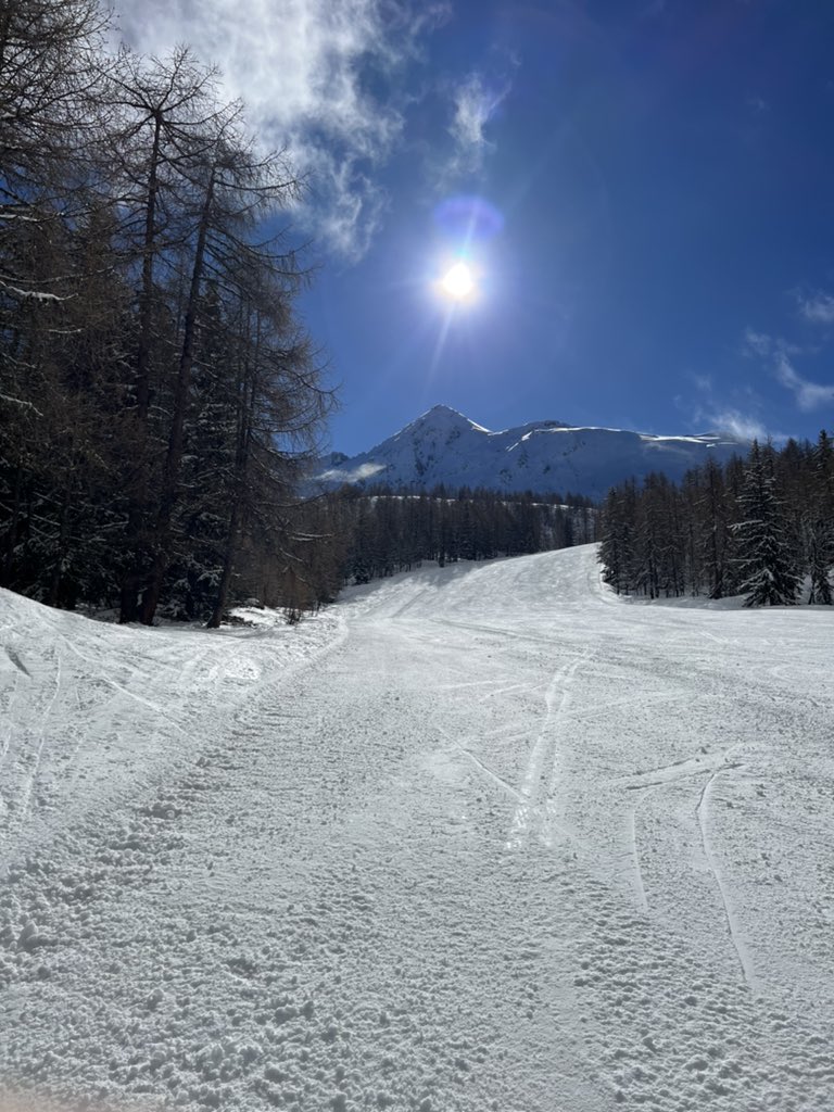 skiolympic's tweet photo. Word of the Week!￼

Our penultimate word of the week for the 2022/23 season is ‘skift’, meaning a light fall of snow or rain🌧

There’s only one more week of the season after this week, so grab yourself a seat on the plane whilst you can - https://t.co/KO5HgfbN1n https://t.co/vPc8js5bre