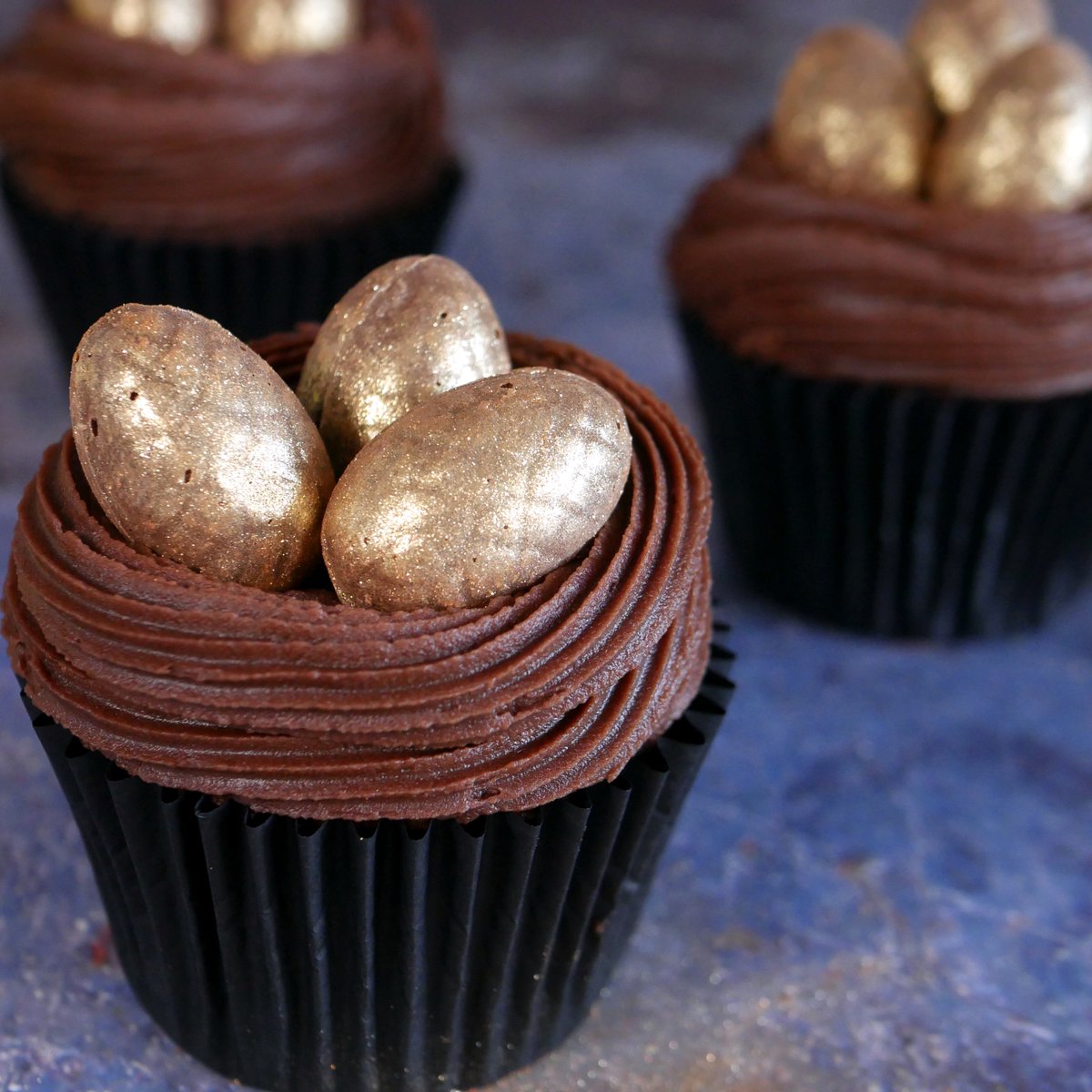 Add a touch of sparkle to #Easter #bakes with our glimmering Glitter Sprays ✨ These dazzling sprays are perfect for decorating #chocolates, #cakes, #cupcakes and much more, and with over 900 sprays per bottle, the possibilities really are endless!