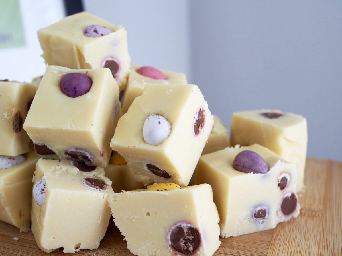 SLOW COOKER MINI EGG FUDGE *** Here she goes again with the fudge! Haha. If you've followed for a while you'll know that I have a big of an obsession with making fudge. It' foodie.cm/slowcooker/?sr…