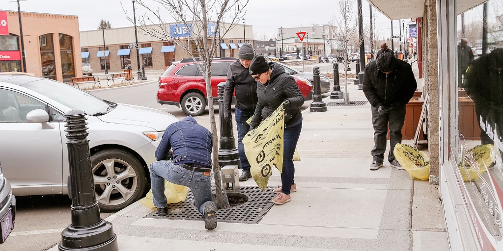 StonyPlainAB's tweet photo. Let’s work together to make #StonyPlain clean and litter-free with #PitchinWeek2023! Round up your friends, co-workers, classmates, and neighbours and sign your group up for the week-long clean-up event: https://t.co/V1vQ0uDGoh https://t.co/P3XPC6BrfR