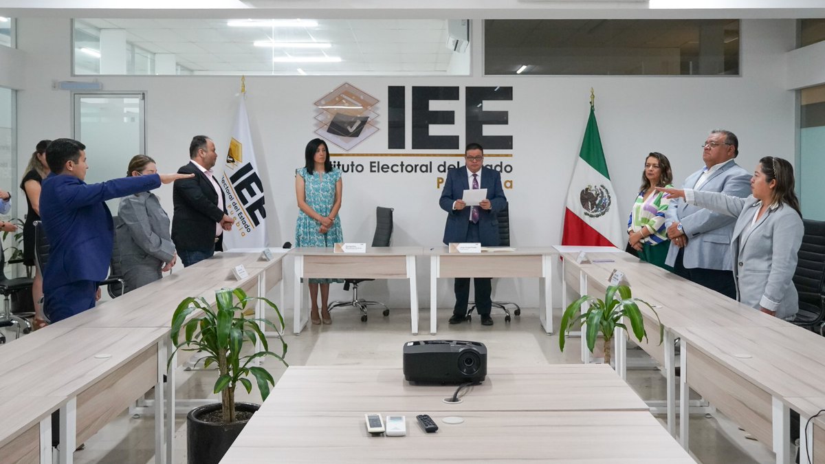 emendozaiee's tweet image. #Lunes|| Hoy tres de abril del presente año se hizo entrega de nombramientos así como la toma de protesta a dos integrantes del #SPEN del sistema #OPLE.

El @Puebla_IEE se fortalece con servidores públicos profesionales para garantizar elecciones de calidad.