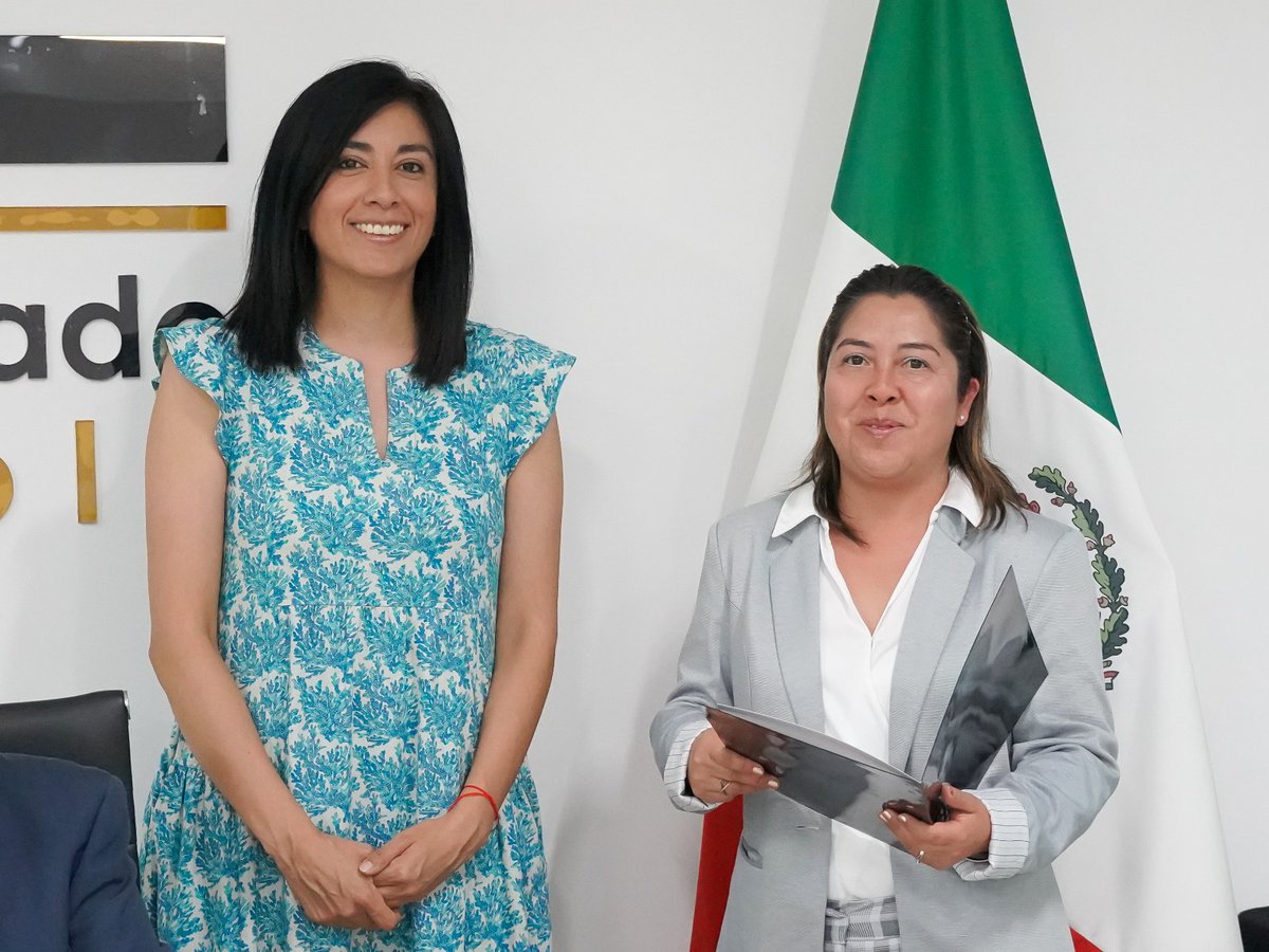 emendozaiee's tweet image. #Lunes|| Hoy tres de abril del presente año se hizo entrega de nombramientos así como la toma de protesta a dos integrantes del #SPEN del sistema #OPLE.

El @Puebla_IEE se fortalece con servidores públicos profesionales para garantizar elecciones de calidad.