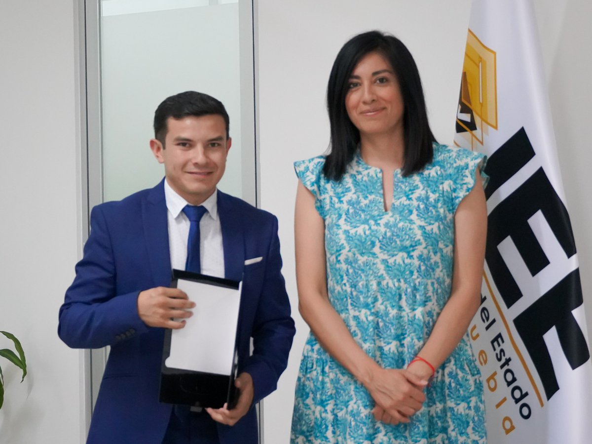 emendozaiee's tweet image. #Lunes|| Hoy tres de abril del presente año se hizo entrega de nombramientos así como la toma de protesta a dos integrantes del #SPEN del sistema #OPLE.

El @Puebla_IEE se fortalece con servidores públicos profesionales para garantizar elecciones de calidad.