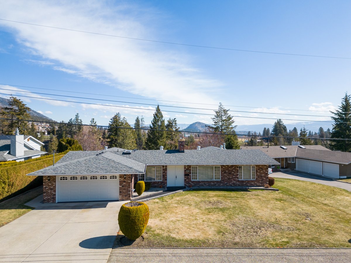 Welcome to 3305 McGregor Road! Enjoy your own private oasis with an amazing central pool deck. Located in a quiet and peaceful setting, this home offers exceptional quality.
Click here for pricing and photos: bit.ly/3nBFBFT
#newlisting #westkelownarealestate