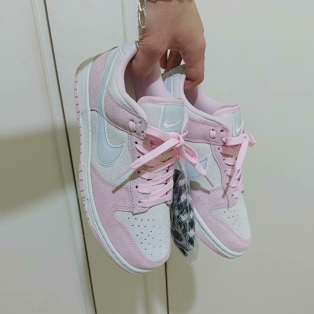 pink foam dunks on feet