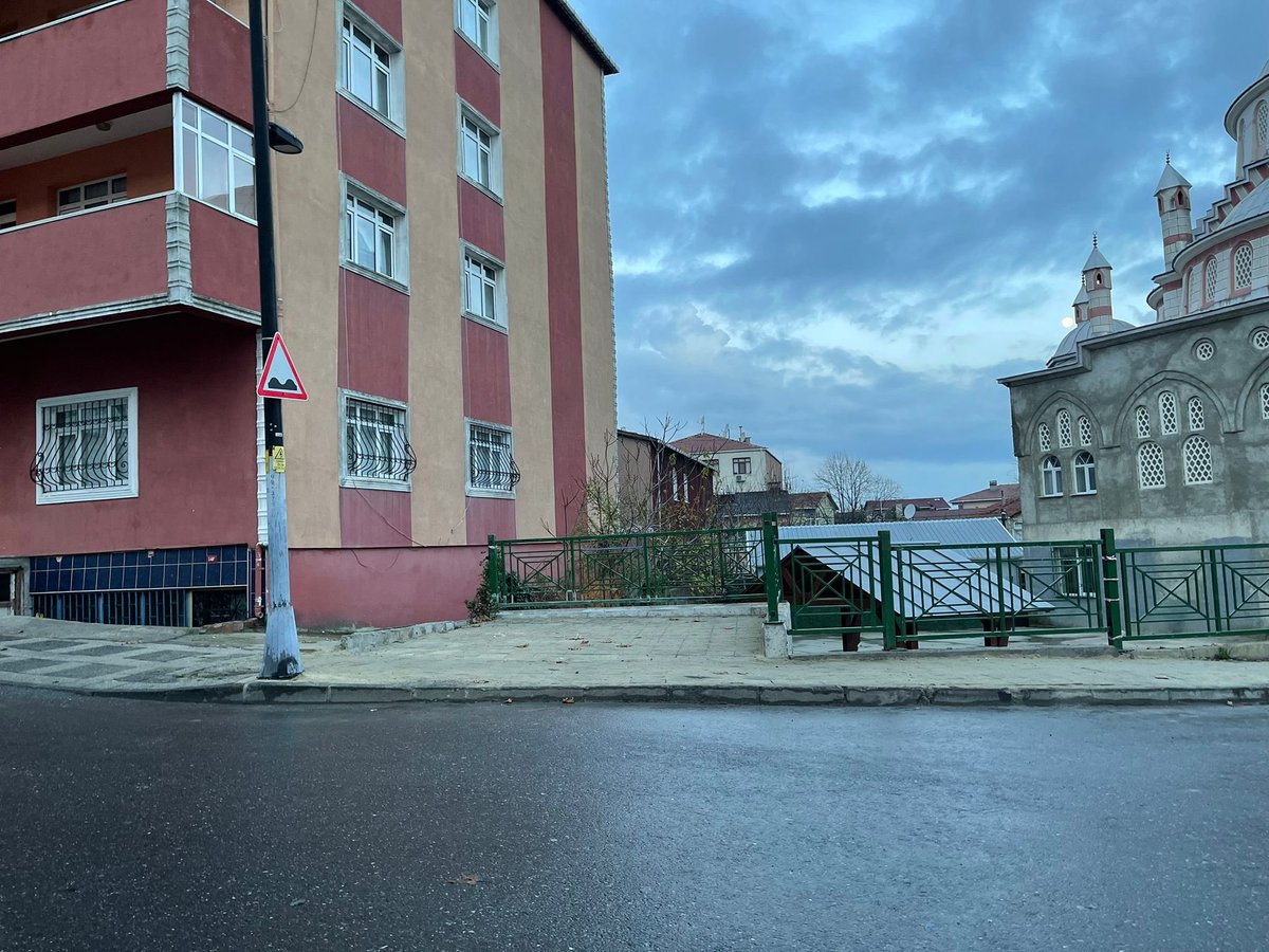 Yer dediniz Ümraniye belediyesi hazırladı 2022 7. Ayda okeylendi halkekmek büfesi 2023 4. Aydayız ortada hiç birşey yok hakikattan büfe için bütçemi yok !! Kazım K. mah.bir halk ekmeği çok gördünüz <a href="/umraniyebeltr/">Ümraniye Belediyesi</a> <a href="/ismetyildirimtr/">İsmet Yıldırım</a> <a href="/YavuzSelimTunc9/">Yavuz Selim Tuncer</a> <a href="/ekrem_imamoglu/">Ekrem İmamoğlu</a> <a href="/IBBcozummerkezi/">İBB Çözüm Merkezi</a>