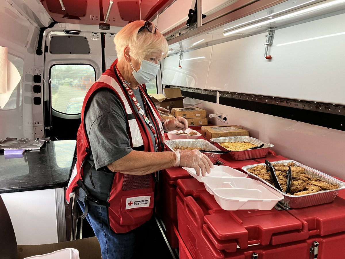 indianaRedCross's tweet photo. In the midst of the devastation left by storms, our volunteers are out in Whiteland and Sullivan delivering hot meals to residents. https://t.co/GKsyJCZ1iW