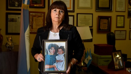 christiansanzok's tweet photo. Abro hilo sobre la desaparición de María de los Ángeles "Marita" Verón, desaparecida hace 21 años, el 3 de abril de 2002. 
Su madre, Susana Trimarco, aseguró que la secuestró una red de trata de personas. 
Sin embargo, la verdad que fue surgiendo en el juicio fue otra (Sigue) https://t.co/XwoS7nJjqh
