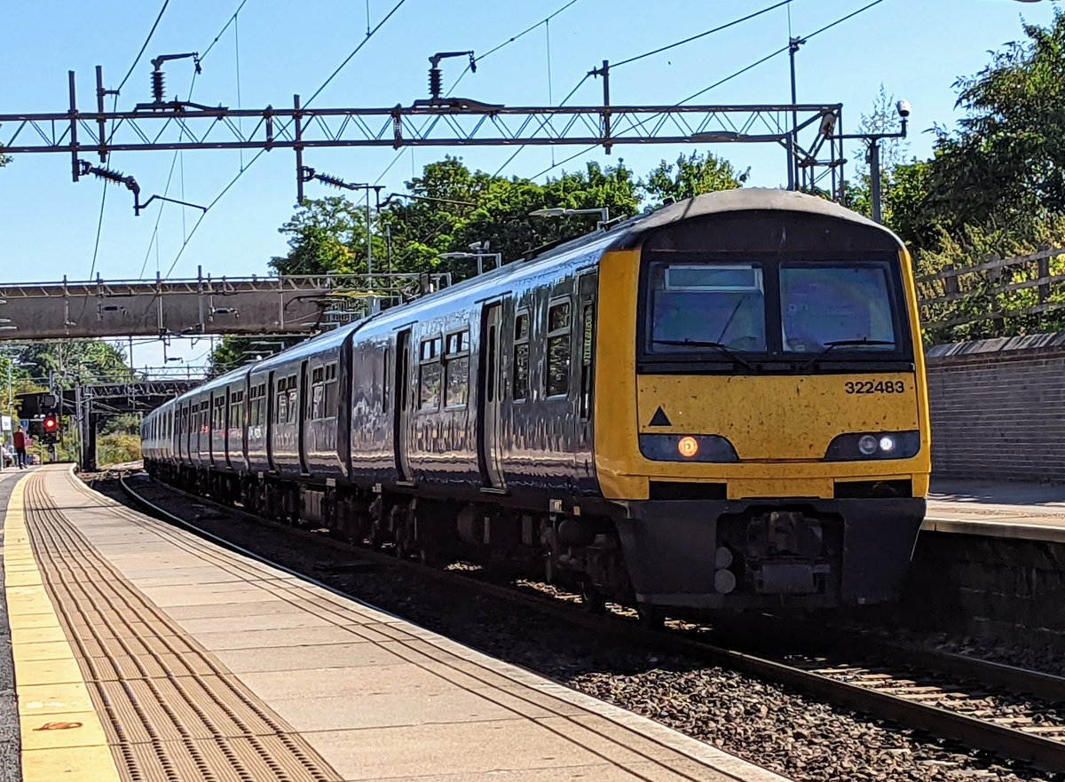 DownOnTheStour's tweet photo. As the final services finish on the Walton-On-The-Naze branch it's time to say Farewell π
God speed bins. You've served dutifully for over 30 years. β‘
#DownOnTheStour #RailwayPhotography #railwaytwitter #class321 #Class322 #dustybin https://t.co/nEnQmfw3zs