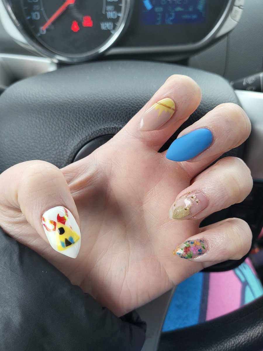 ocia_bear's tweet photo. I did not do my suggestions lmao I'm sorry but holy FUCK these came out so cool #NAILUPDATE https://t.co/ePK8thIjSs