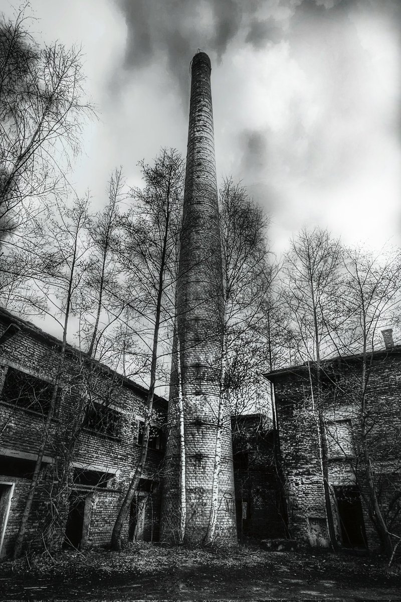 #MyPhoto
#blackandwhitephotography
#mobilephotograpy
Scary old factory B&W