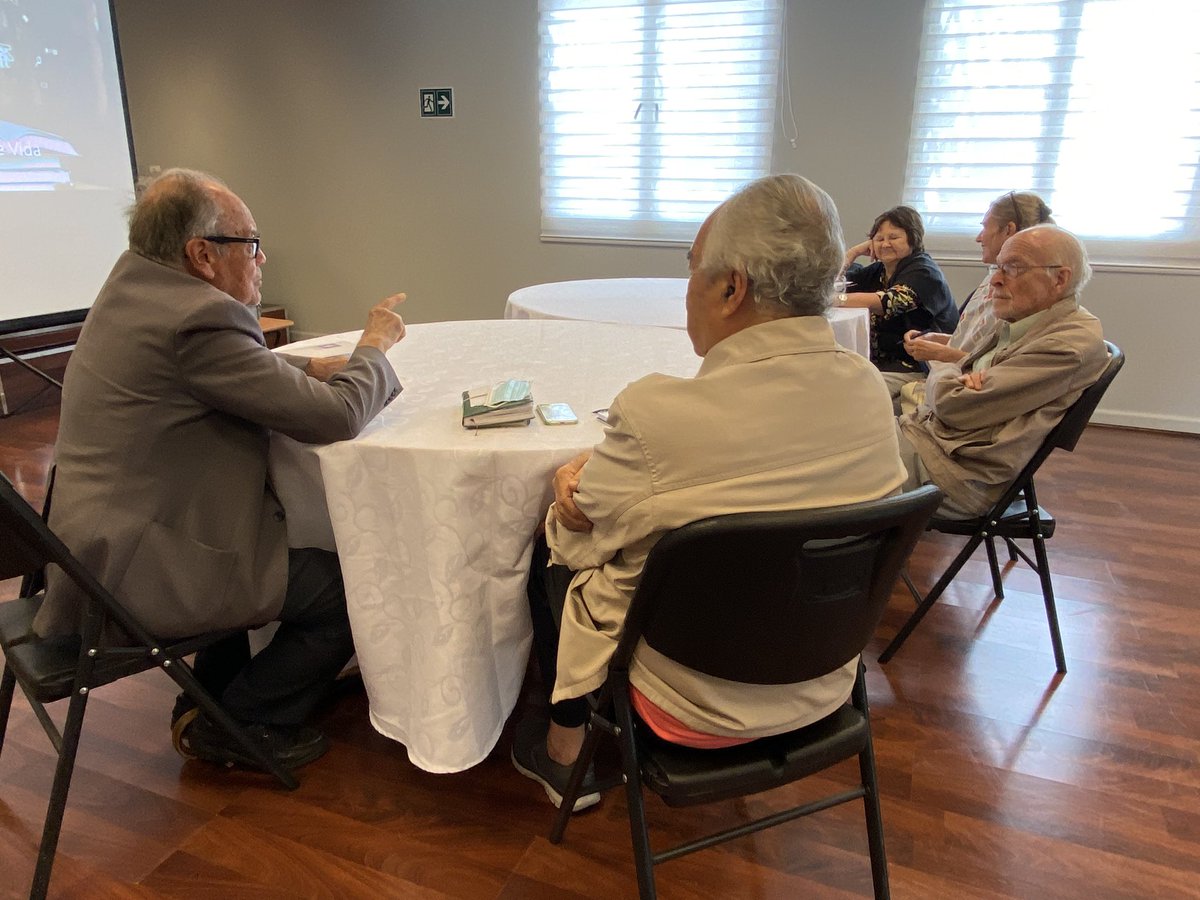 ColMedSantiago's tweet photo. Comenzó nuestro #Taller de #RelatosDeVida para #Médic@s Mayores del #ColmedSantiago 📝🥰. Esta actividad es parte del Programa Integral de Cuidados para Médicos y Médicas Mayores, organizado por Carolina Pérez, trabajadora social del Regional Santiago ✨♥️. https://t.co/bLZ9KlQRo3
