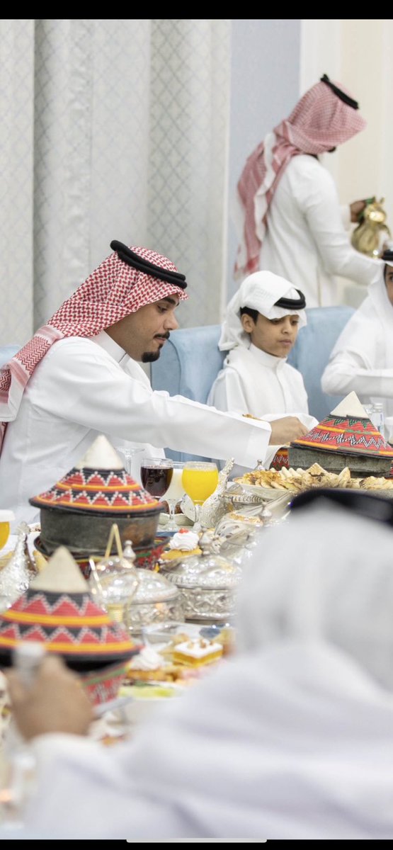 #الامير_تركي_بن_هذلول 💚
يشاركُ عددًا من الأيتام والأشخاص ذوي الإعاقة وأبناء الشهداء وجبة الإفطار. حفظ الله بشير السعد الذي عودنا على المواقف العظيمه والعطاء من سموه تركي الخير انت حبيب الملايين ومحبتك تجري في شرايينا 

#نجران_الان