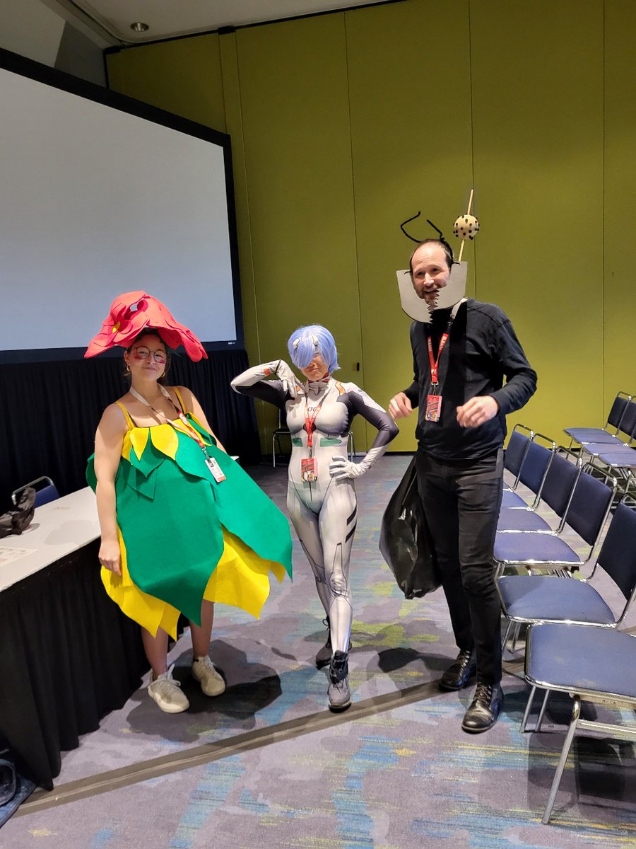 Just another Sunday for <a href="/FieldMuseum/">Field Museum</a> squad <a href="/Paleontologista/">Jingmai O'Connor</a> and <a href="/mpnelsen/">Matthew Nelsen</a> <a href="/c2e2/">C2E2</a>. I❤️#scicomm. Thx <a href="/Blue_Sky_Bakery/">Lisa Thompson</a> for pix!