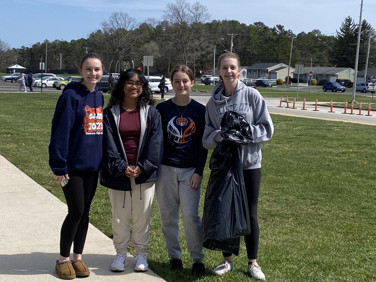 mrsfranchetti's tweet photo. The National Honor Society is doing their part to keep our school grounds clean! #TakeDownTobacco #NHS https://t.co/XhidaQ0jEM