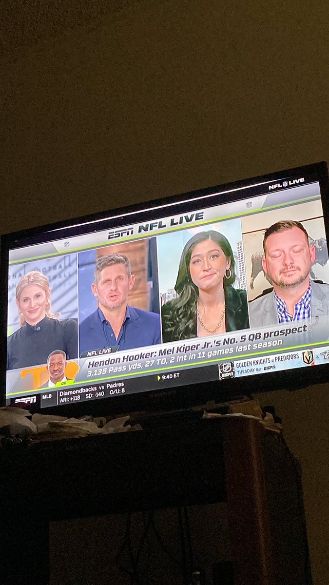 DeQuonDeWonK's tweet photo. Watching my favorite show on tv ๐บ #NFLLive #ESPNNFLLive @espn @ESPNNFL with Host @LauraRutledge ๐๐๐๐๐, @minakimes ๐๐๐๐๐ and the boys @danorlovsky7 @nfldraftscout https://t.co/RpyNlOMiLo