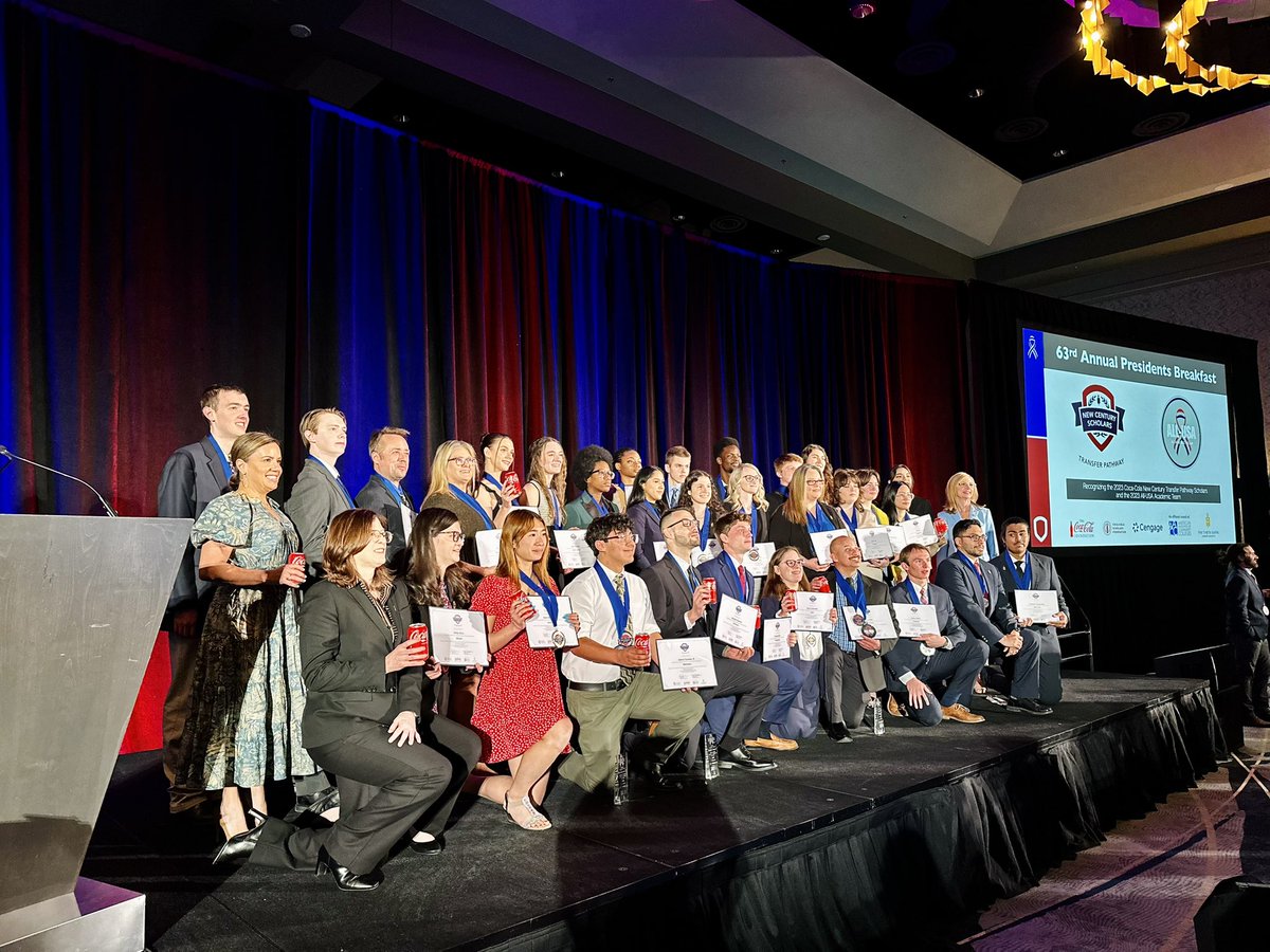 TincherLadner's tweet photo. Amazing day celebrating the top Community College students in the nation! #CCsmart https://t.co/SCHbGxiFXi