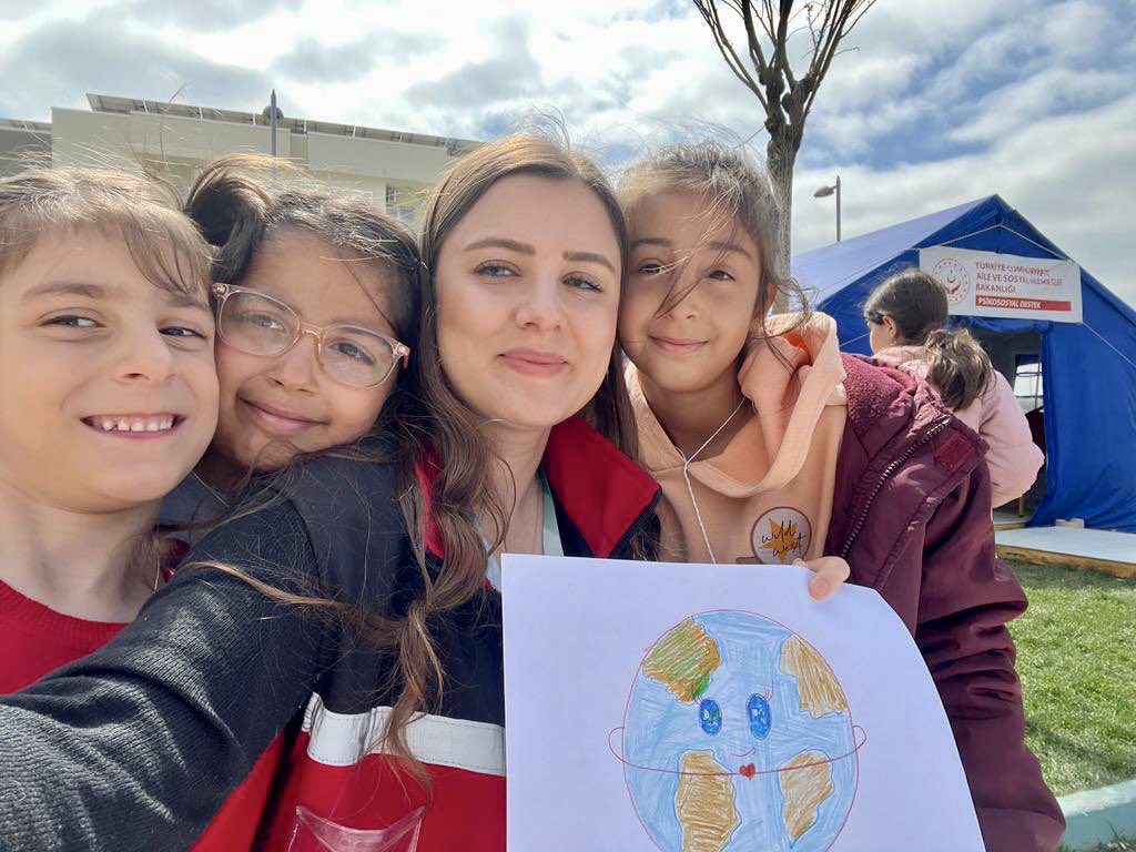 Kahtaasp's tweet photo. Geçici barınma alanlarında bulunan ve depremden etkilenen çocuk, genç ve yetişkinlerimize yönelik psikososyal destek ekibimiz çeşitli psikosoyal destek müdahalelerinde bulunmaya devam ediyor. @sevketersahin @deryayanikashb https://t.co/DyIgHP4kB4