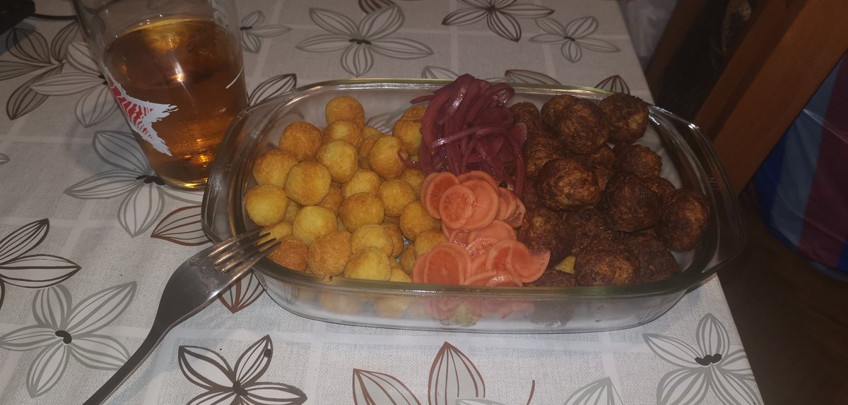 ChEfOo_Vn's tweet photo. #madeByMe #chef_ChEfOo

#potatoes #noasetti #potatoeNoasetti

#swede #meatballs #swidishmeatballs

#marinated #onions and #radishes

#omNomNon

#beer
#cheers

#dinner #tasty https://t.co/cdHx7afzEj