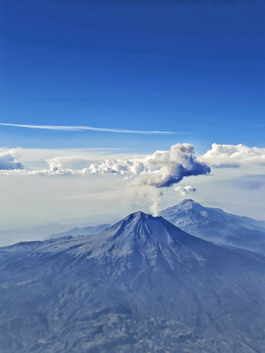 PilotGery's tweet photo. El volcán #Popocatepetl dándonos la bienvenida en nuestra llegada a #Mexico con un par de fumarolas de cenica volcánica.

#aviationgeeks #cockpitviews #photograghy #AvGeek #avgeeks #volcan #NaturePhotography #nature 
@ViajesNG https://t.co/9tLlPHqWf1