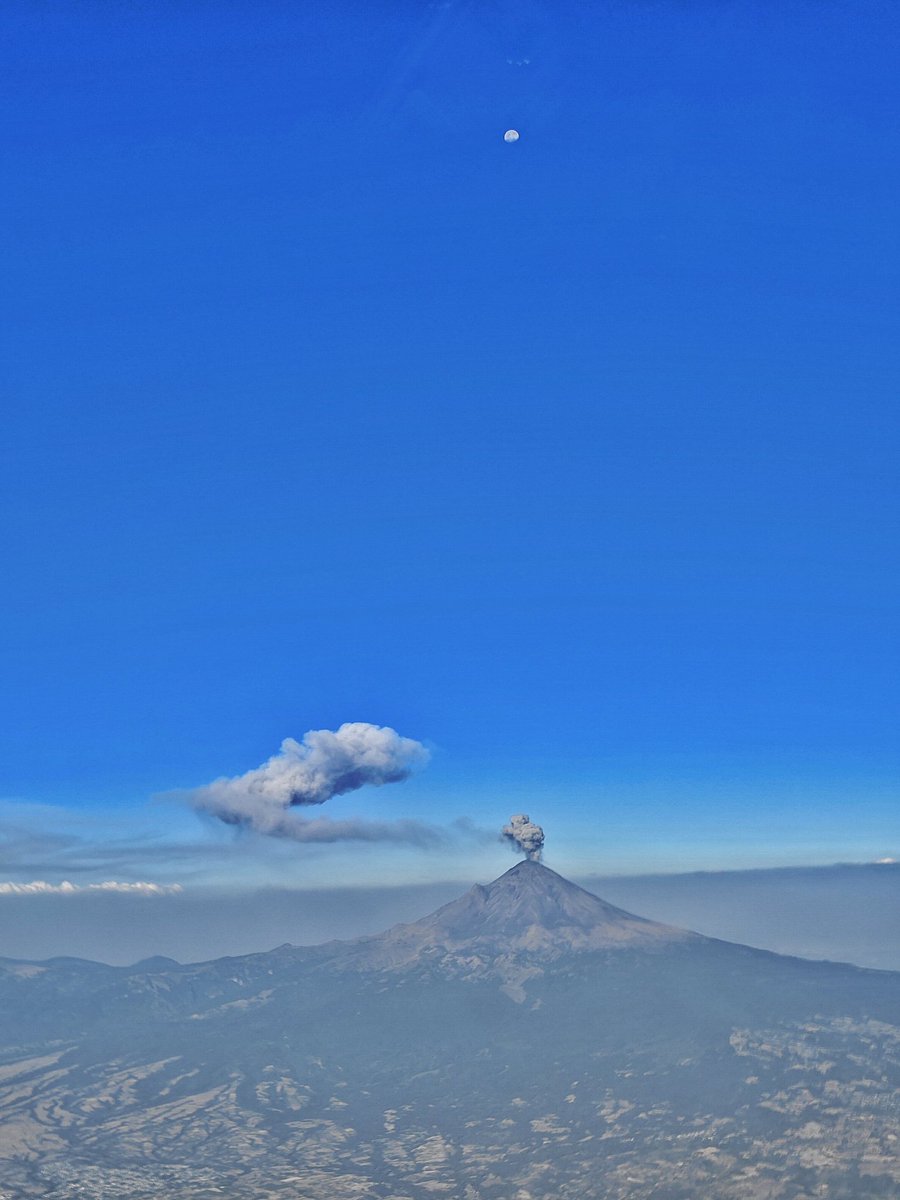 PilotGery's tweet photo. El volcán #Popocatepetl dándonos la bienvenida en nuestra llegada a #Mexico con un par de fumarolas de cenica volcánica.

#aviationgeeks #cockpitviews #photograghy #AvGeek #avgeeks #volcan #NaturePhotography #nature 
@ViajesNG https://t.co/9tLlPHqWf1