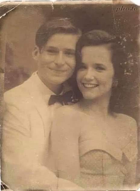 jeanclaudiogua2's tweet photo. Ayer encontré esta fotografía tirada en la calle, en la parte de atrás dice “Mis papás 1955”.

Creo que es un hermoso recuerdo y sería una lástima que se perdiera, por lo que espero que compartiéndola pueda encontrar a su propietario y devolverla. https://t.co/DXe4WiJ4Y0